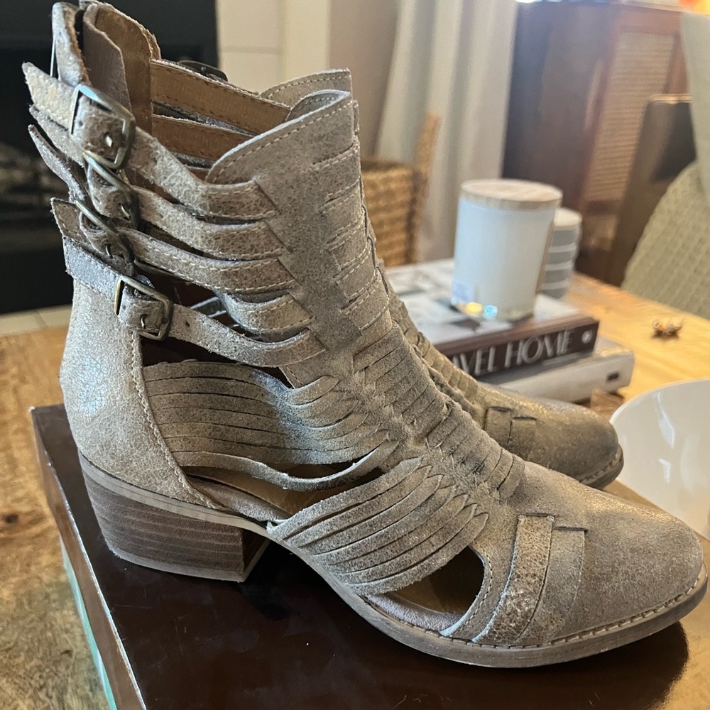 Diba True bootie genuine leather size 7.5
Never worn
